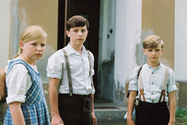 Annemarie-Lechner-Lorenz-Strasser-Luis-Huber-(Elfie-Toni-und-Herbert-vor-der-Schule) Toni Goldwascher Film