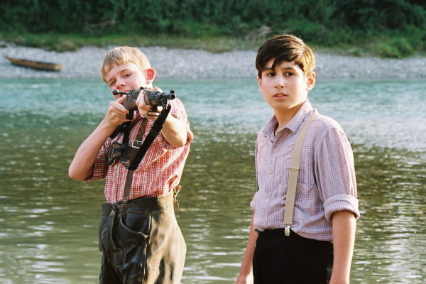 Florian-Schlegl-Emre-Mutluer-(Hans-und-Sigi-finden-einen-alten-Weltkriegskarabiner) Toni Goldwascher Film
